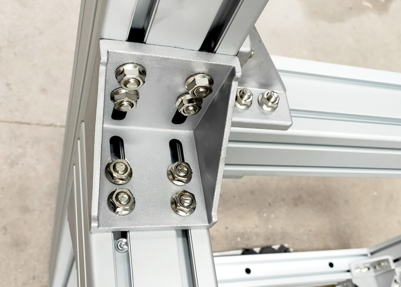 鋁合金型材在經過加工后主要都是用來安裝成鋁框架的，這樣的鋁框架在生活中已經到處可見了。像一些白板架、貨架、吸煙亭等等都是用鋁型材加工安裝的，非常美觀大方。本文我們要討論的是鋁型材連接方式對鋁型材報價的影響。